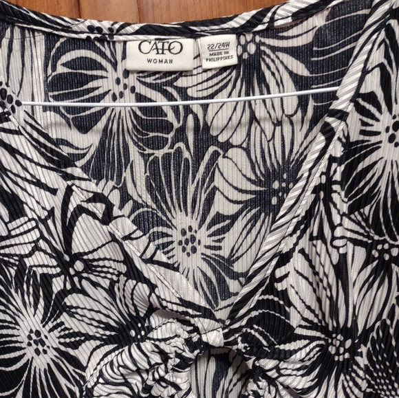 Women's black and white floral blouse - Picture 4 of 4